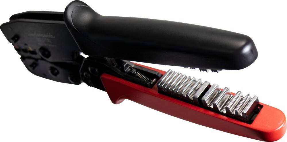 Eine Nahaufnahme eines roten verstellbaren Schraubenschlüssels mit Messskala am Maul.