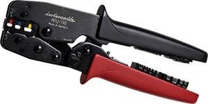 Eine Nahaufnahme einer Crimpzange mit schwarzem Griff und roter Griffpartie, die die Metallbacken und den Mechanismus zeigt. Das Werkzeug ist mit dem Aufdruck „Made in Germany