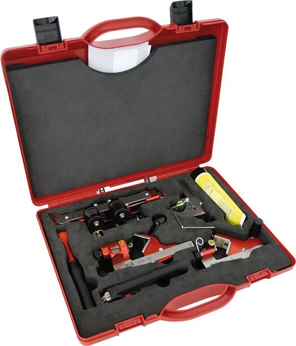 Eine rote Tasche mit verschiedenen Autoschloss-Dietrichutensilien, darunter ein Spannschlüssel, Dietriche und ein Schließzylinder, die für Schlüsseldienst-Zwecke verwendet werden.