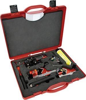 Ein roter Werkzeugkoffer ist geöffnet und zeigt verschiedene Werkzeuge und eine gelbe zylindrische Kanister, die alle in maßgeschneiderten Schaumstoffaussparungen platziert sind.