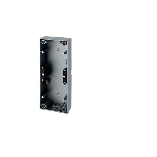 Eine rechteckige, graue Elektrobox, die zum Anbringen von Schaltern oder Steckdosen konzipiert ist und mehrere Befestigungslöcher für eine sichere Installation aufweist.