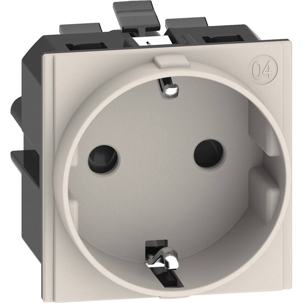 Eine europäische Steckdose mit zwei runden Löchern und einem Erdungsstift, die in einem quadratischen Rahmen sitzt.