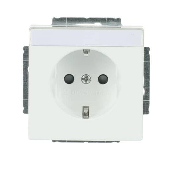 Eine weiße elektrische Wandsteckdose, konzipiert für europäische Steckertypen, montiert auf einem Metallrahmen, geeignet für Wohn- oder gewerbliche Bereiche.