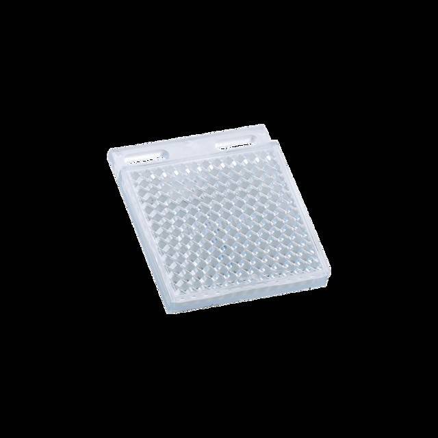 Eine Mikroplatte aus Kunststoff mit 96 Vertiefungen und Rasteranordnung, die in Laboren häufig für Probenanalysen und Experimente verwendet wird.
