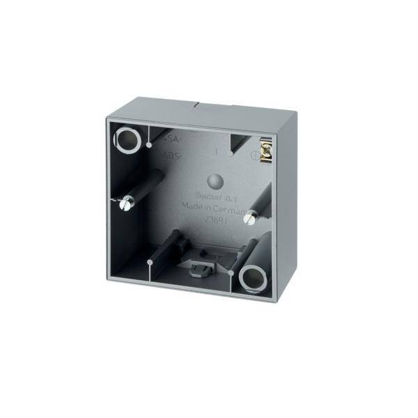 Eine quadratische graue elektrische MontageBox mit mehreren Kabeleintrittspunkten und Schraublöchern, konzipiert zur Unterbringung elektrischer Verbindungen.