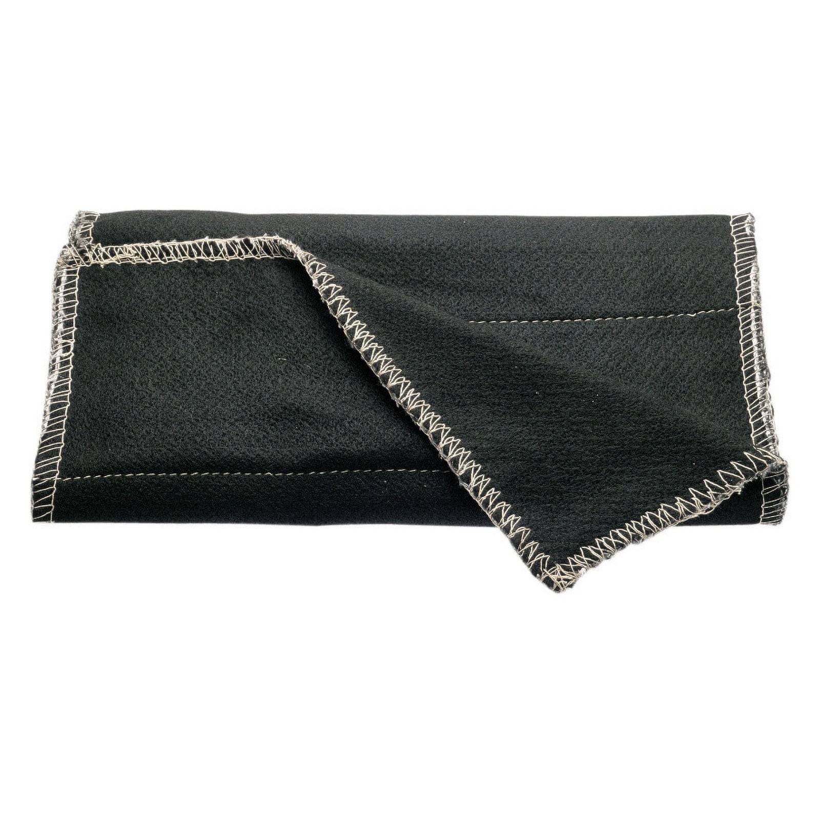 Eine gefaltete schwarze Ledertasche mit sichtbaren weißen Nähten entlang der Kanten.