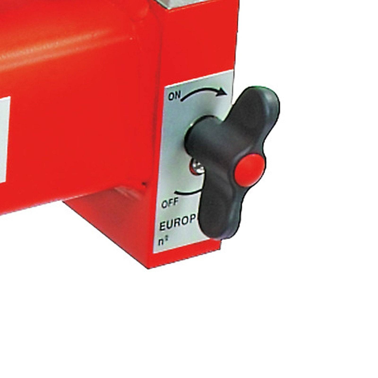 Roter Drehschalter mit Pfeil, der die Richtung von 'AUS' nach 'EIN' anzeigt, beschriftet mit 'EUROPA' und 'n°', auf einer Metalloberfläche montiert.