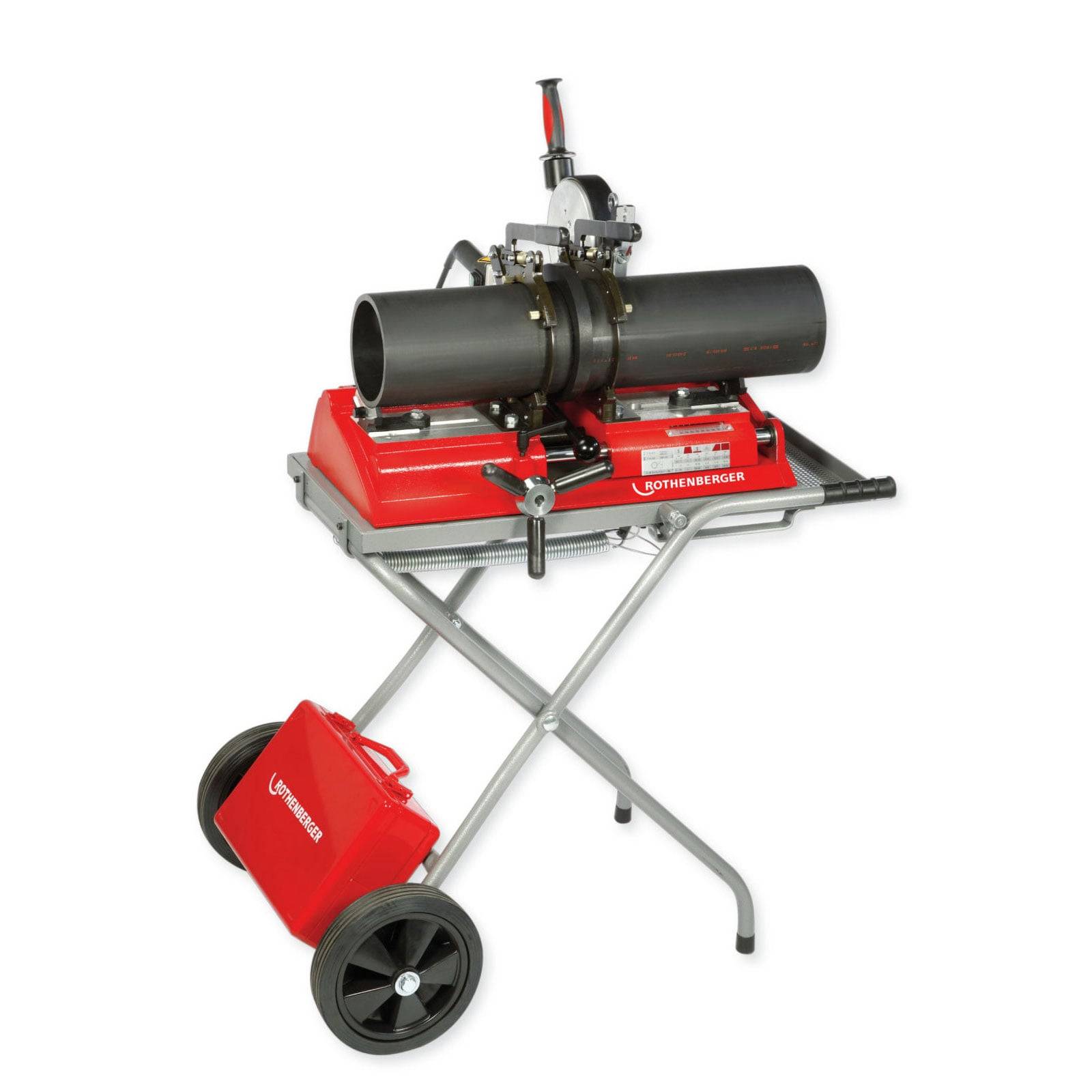 Rohrverschweißungsmaschine von 'Rothenberger' auf einem Ständer mit Rädern, ausgestattet mit einer zentralen Vorrichtung zum Verbinden von Rohren. Inklusive einer roten Transporttasche.
