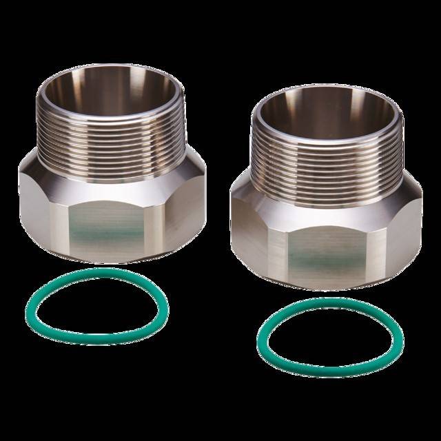 Zwei metallische Gewindekupplungen mit grünen O-Ringen, die für sichere Rohranschlüsse verwendet werden. Die Kupplungen liegen nebeneinander auf einem weißen Hintergrund.