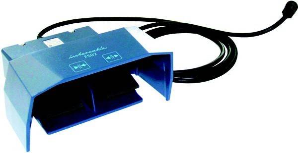 Blauer elektronischer Fußschalter mit angebrachtem Kabel und Stecker, gezeigt vor weißem Hintergrund.