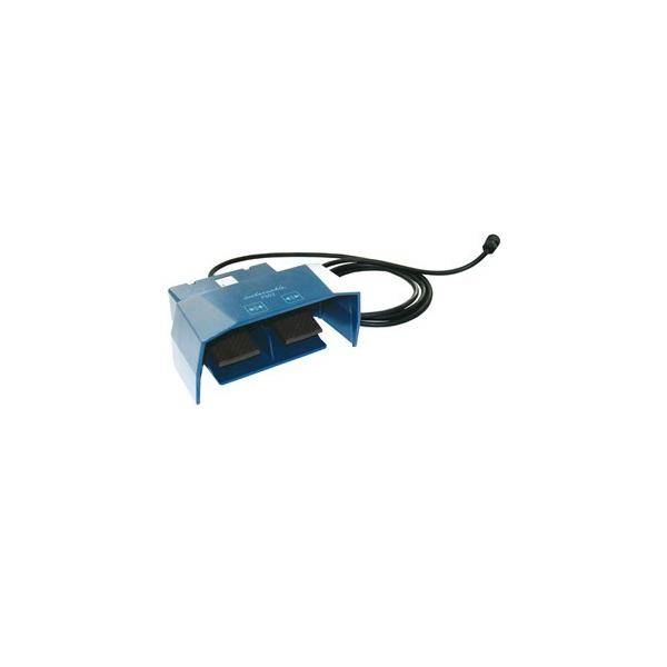 Blaues elektronisches Pedal mit angeschlossenem schwarzem Kabel und Sensorsonde auf weißem Hintergrund.