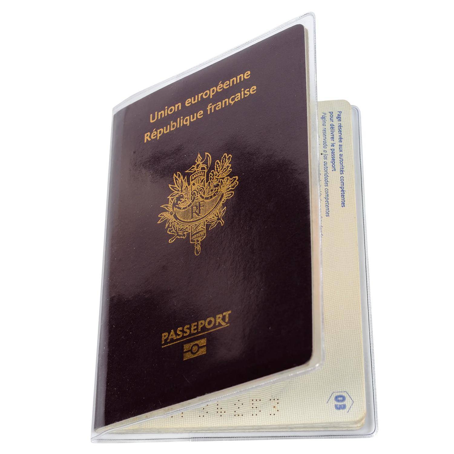 Ein französischer Pass in einer transparenten Schutzhülle, die den Umschlagtext „Union européenne République française" und „Passeport"" zeigt.
