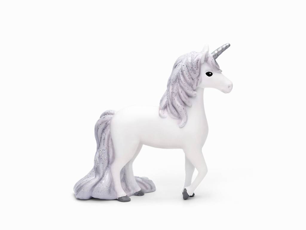 Eine weiße Spielzeug-Einhornfigur mit einer silbernen Mähne, einem silbernen Schweif und einem silbernen Horn steht im Profil vor einem einfachen weißen Hintergrund.
