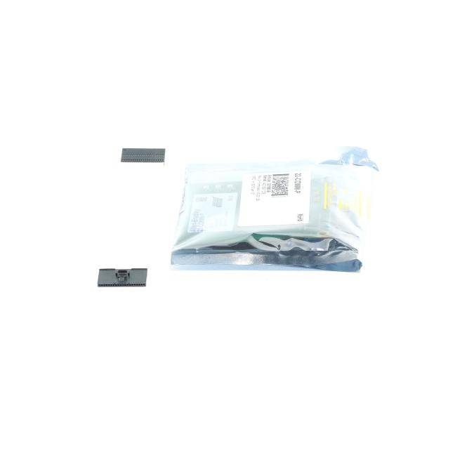 Eine versiegelte transparente Kunststofftasche für Elektronikteile mit einem Etikett, dargestellt mit zwei kleinen Steckverbindern auf weißem Hintergrund.