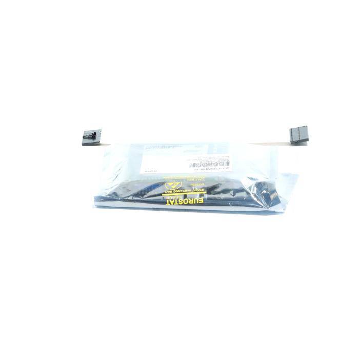 Durchsichtige Kunststoffverpackung mit einem kleinen schwarzen elektronischen Bauteil, mit Steckerfahnen an beiden Enden, auf weißem Hintergrund.