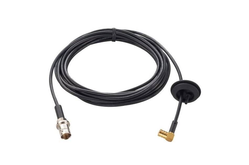 Ein schwarzes Koaxialkabel mit Steckern an beiden Enden, einer gerade und einer gewinkelt, verwendet für elektronische Geräte oder Antennen.