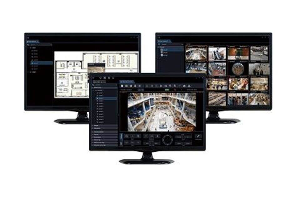 Drei Computermonitore zeigen Überwachungs- und Verwaltungssoftware an: einen Grundriss, ein Raster von Kamera-Thumbnails und einen Live-Zentralvideofeed.