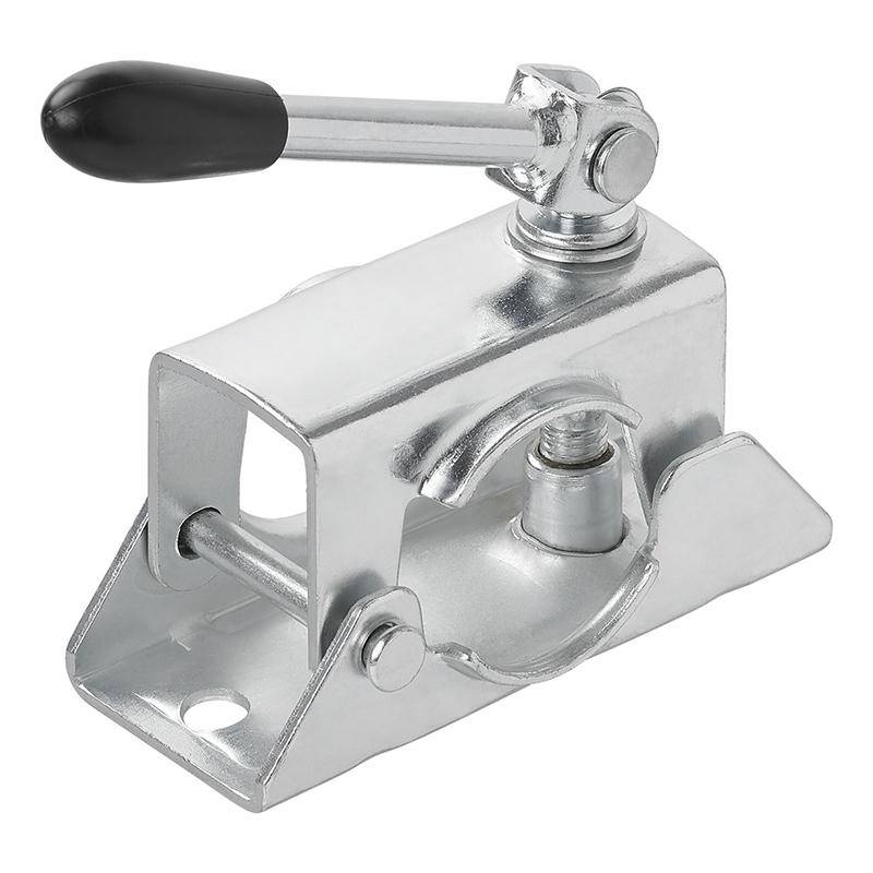 Eine metallische Anhängerkupplung mit schwarzem Griff, entwickelt für sichere Zugverbindungen bei Fahrzeugen.