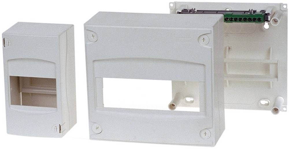Elektrische Geräteeinbaubox mit blanker Frontplatte, mit rechteckiger Öffnung für Geräteeinbau, auf weißem Hintergrund dargestellt.