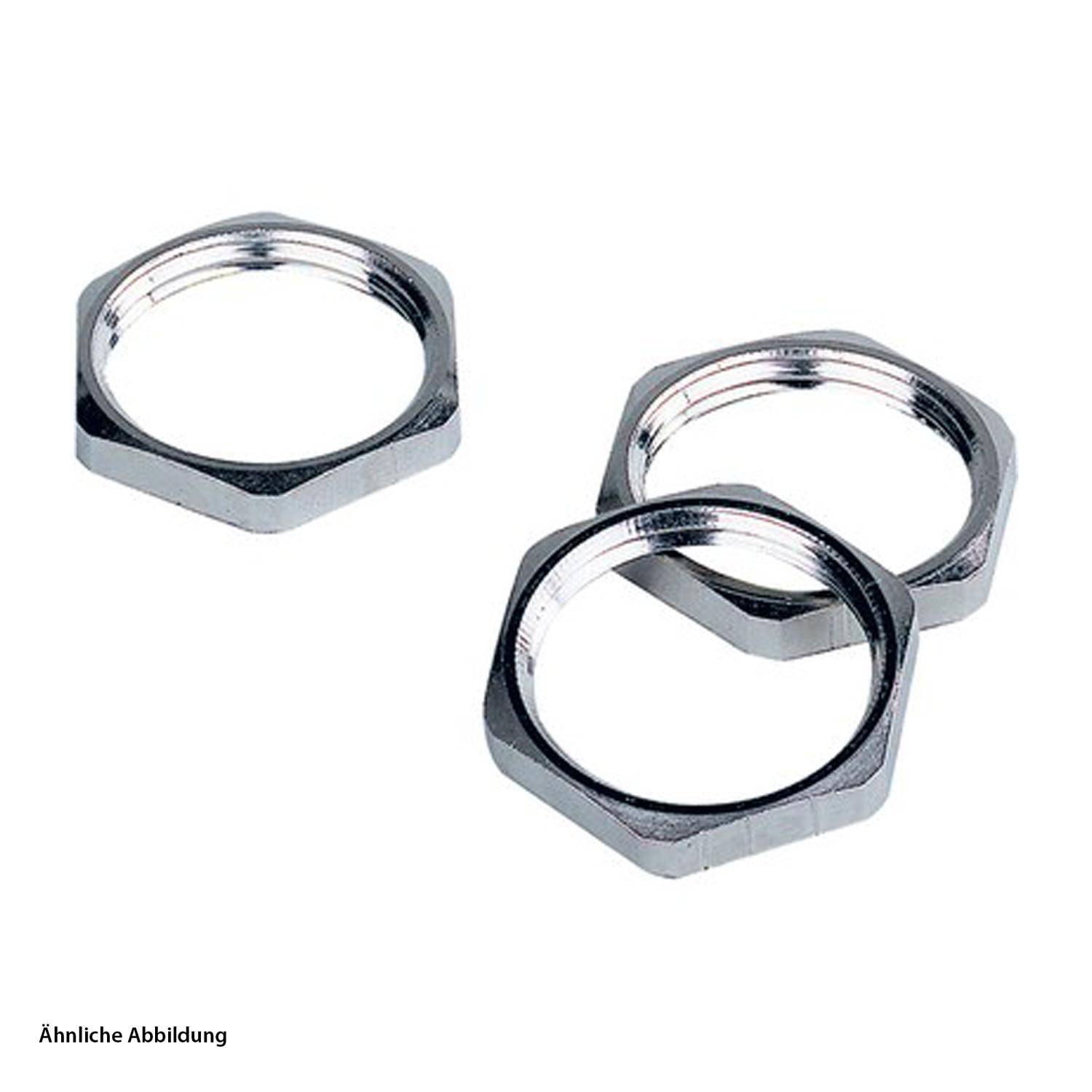 Drei Metallsechskantmuttern liegen eng beieinander auf weißem Hintergrund.
