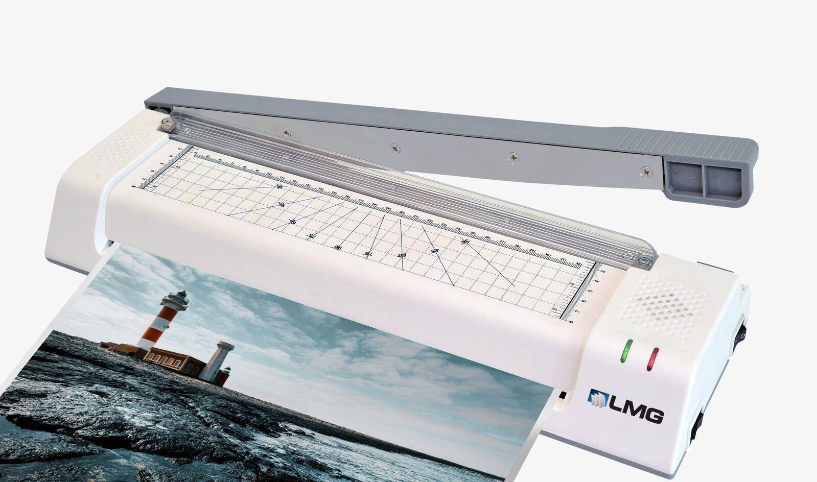 Ein großformatiger Drucker gibt ein Landschaftsbild eines Leuchtturms am Meer aus und demonstriert damit die Fähigkeit des Druckers, hochwertige Drucke zu produzieren.