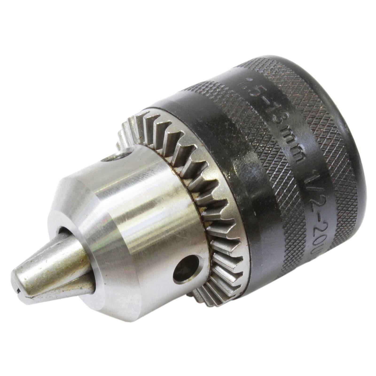 Ein Metallbohrfutter mit Zahnrad und zylindrischer Form, das dazu dient, einen Bohrer in einem Bohrgerät zu befestigen, in einer Nahaufnahme dargestellt.