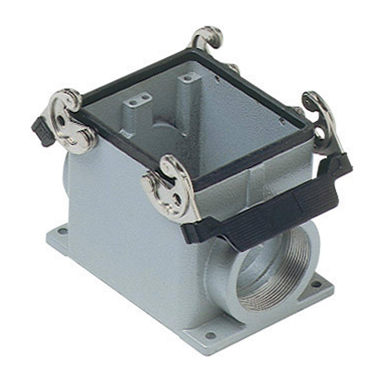 Ein rechteckiger grauer industrieller elektrischer Verteilkasten mit einer schwarzen Dichtung und Metall-Verschlussspannern auf jeder Seite zur sicheren Verschließung.