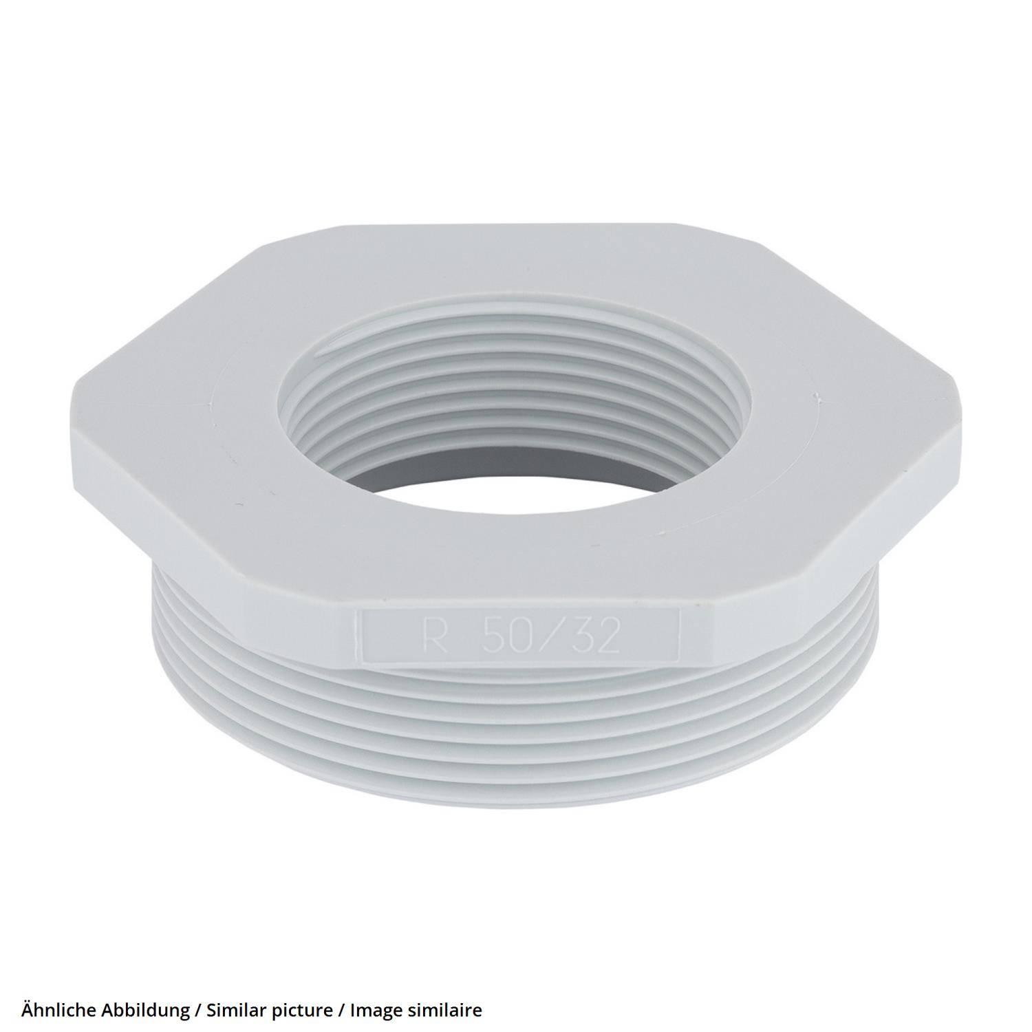 Ein weißer sechseckiger Rohranschlussadapter, gekennzeichnet mit R 50/32, verwendet zum Verbinden von Rohren mit unterschiedlichen Durchmessern.