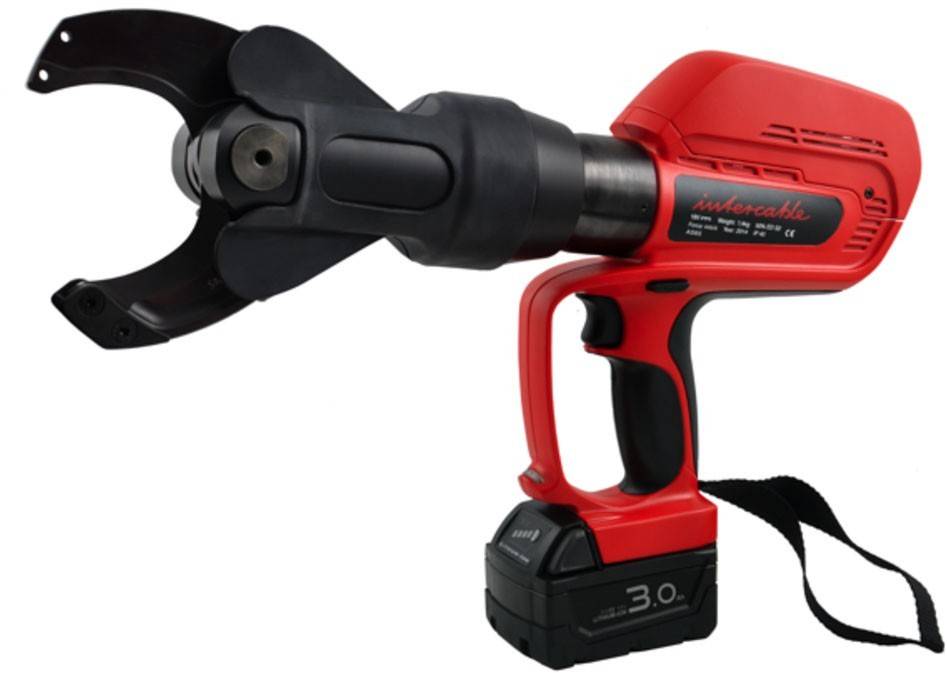 Ein rot-schwarzes hydraulisches Schneidewerkzeug mit wiederaufladbarem Akku, entwickelt zum Durchtrennen dicker Kabel oder Metallstangen.