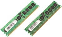 Zwei Computer-RAM-Sticks mit grünen Leiterplatten und schwarzen Speicherchips, diagonal dargestellt mit sichtbaren Etiketten und Barcodes.