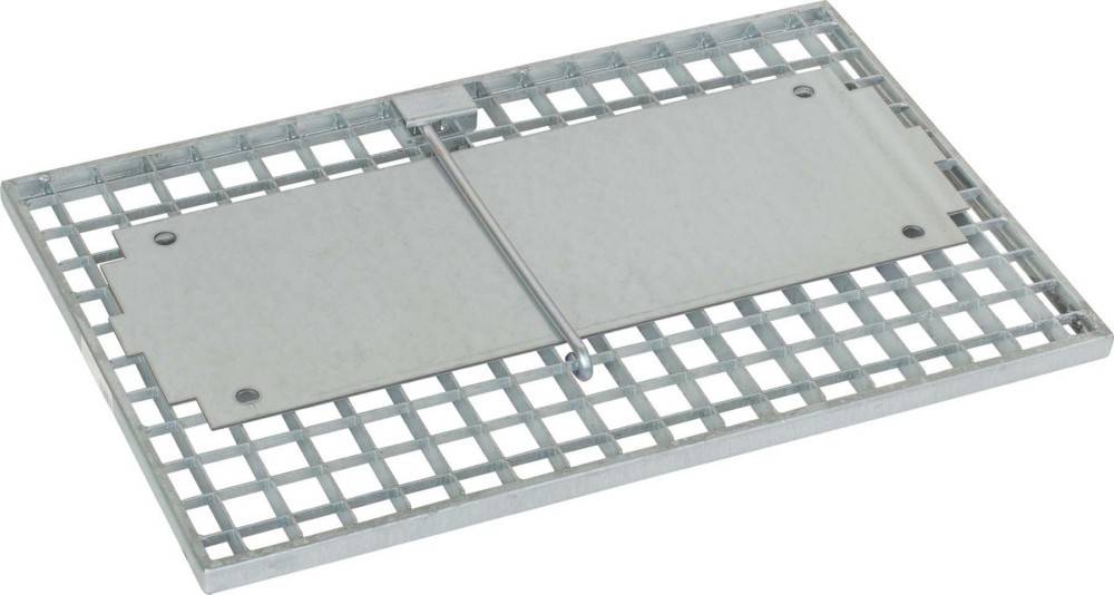 Eine Metallgitterplattform mit einem massiven rechteckigen Panel und einem schräg verlaufenden Stützbalken oben, die für industrielle oder strukturelle Zwecke verwendet wird.