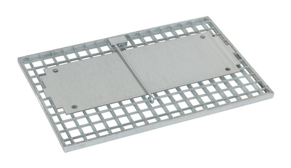 Ein Metallgitter mit einer Scharnier-Abdeckplatte und Griff für den Zugang. Wird verwendet, um Öffnungen abzudecken, möglicherweise in Böden oder auf Plattformen.