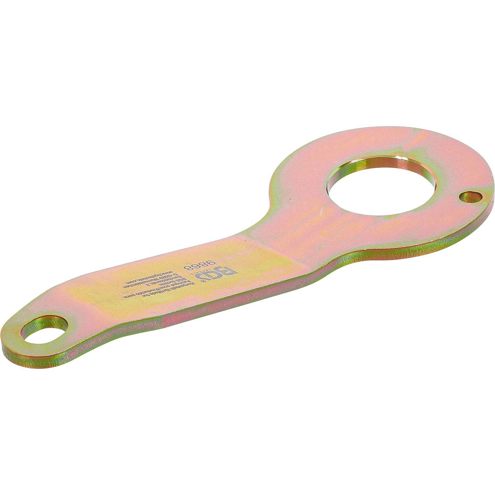 Ein metallenes, schraubenschlüsselähnliches Werkzeug mit einer kreisförmigen Öffnung an einem Ende und einem flachen Griff, das für bestimmte mechanische Einstellungen oder Installationen verwendet wird.