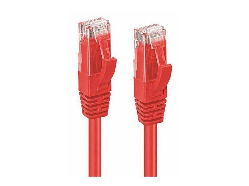 Zwei rote Ethernet-Kabel mit transparenten Steckern, die für Netzwerkverbindungen verwendet werden.