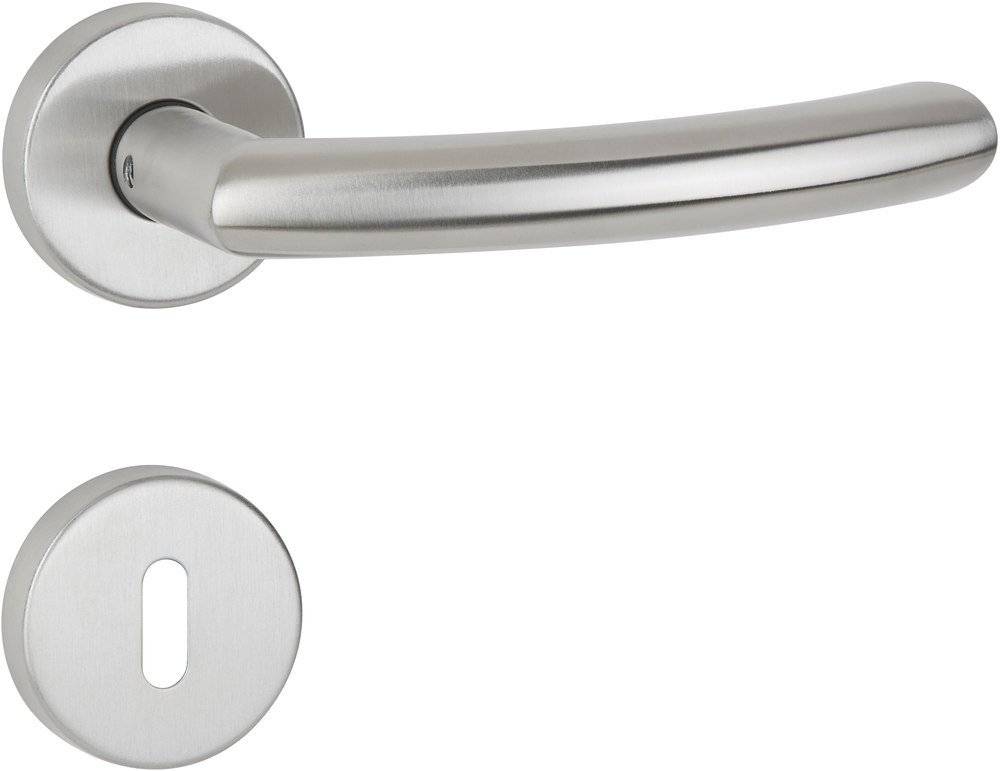 Ein schlanker, geschwungener silberfarbener Türgriff mit einer darunter passenden Schlüssellochabdeckung, freigestellt auf weißem Hintergrund.