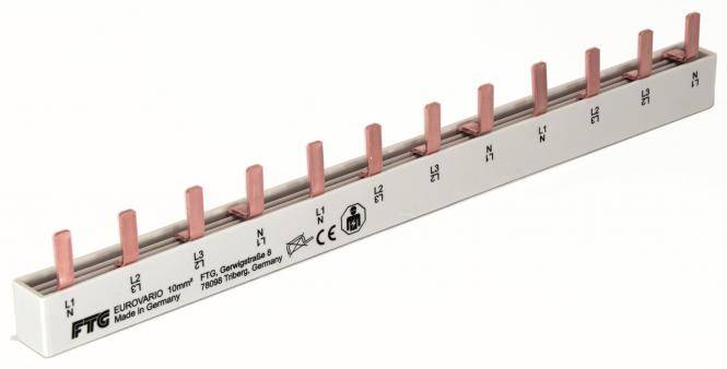 Kupfer-Stromschiene mit mehreren Kontakten zur Stromverteilung in einer Leistungsschaltertafel.