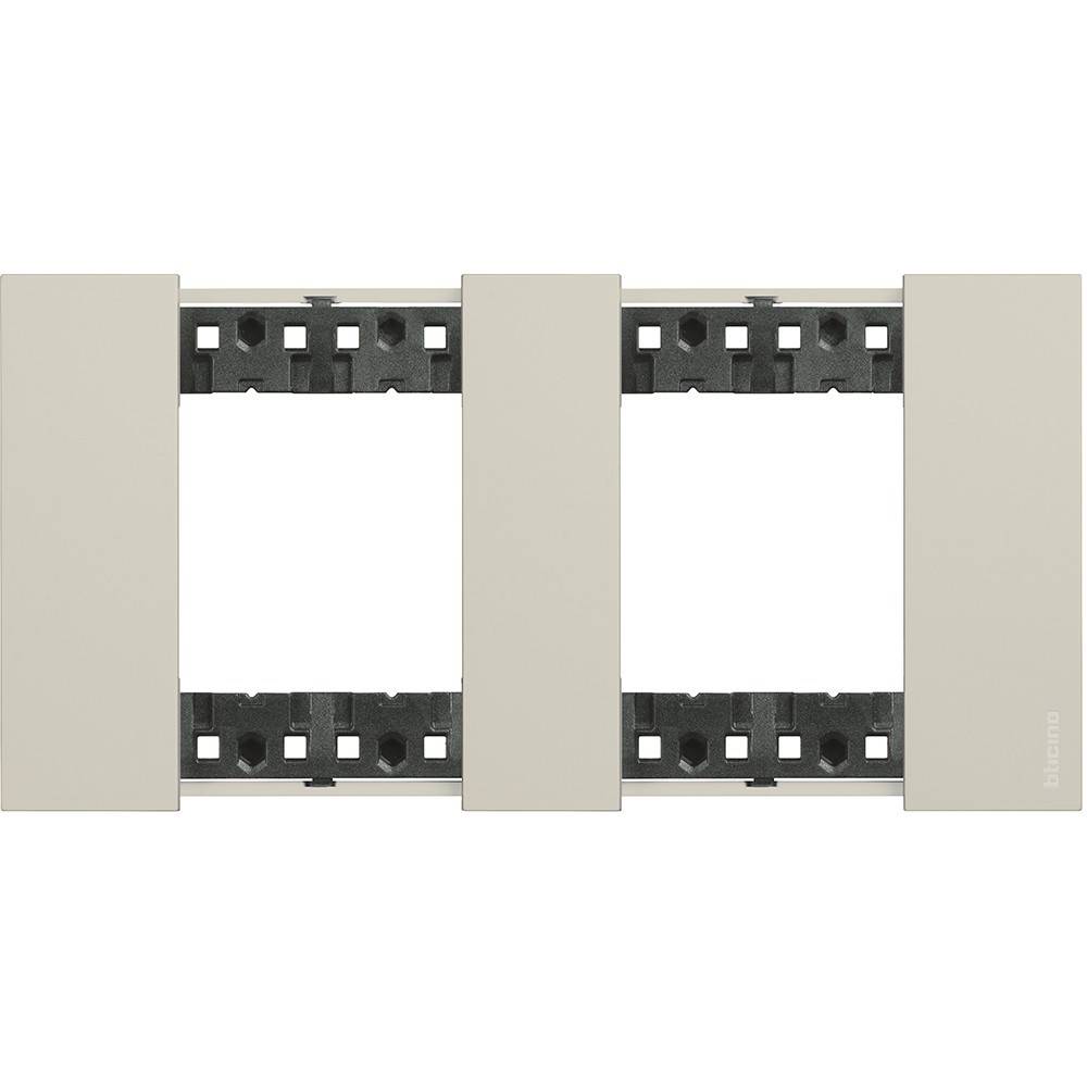 Eine beige, dreifach modulare Schalterblende mit drei leeren Einbauöffnungen. Das Design ist minimalistisch und funktional.