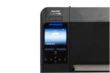 Nahaufnahme eines SATO CL4NX-Etikettendruckers mit kleinem farbigem Touchscreen-Bedienfeld und vorderen Druckersteuerungen.