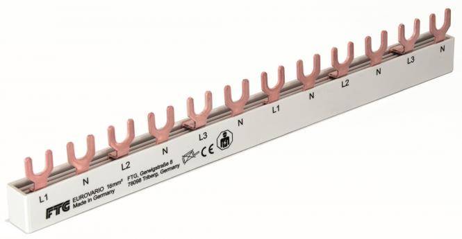 Foto eines elektrischen Verteilungskammsteckers mit rosa Anschlusskontakten und beschrifteten Phasen L1, L2, L3 und N auf einer weißen Basis.