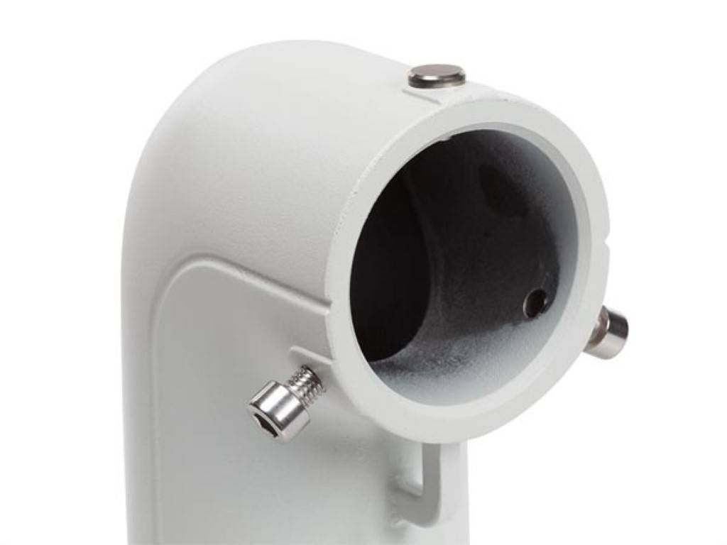 Eine Metallrohrklammer mit einer zylindrischen Fassung und Schraubenlöchern, die zu Montagezwecken verwendet wird.