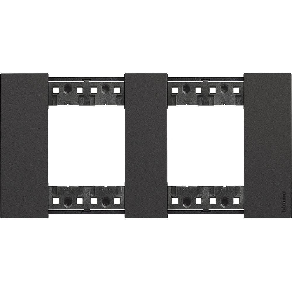 Eine schwarze Dreifach-Lichtschalterblende mit offenen Schlitzen für Schalter, konzipiert für moderne elektrische Installationen.