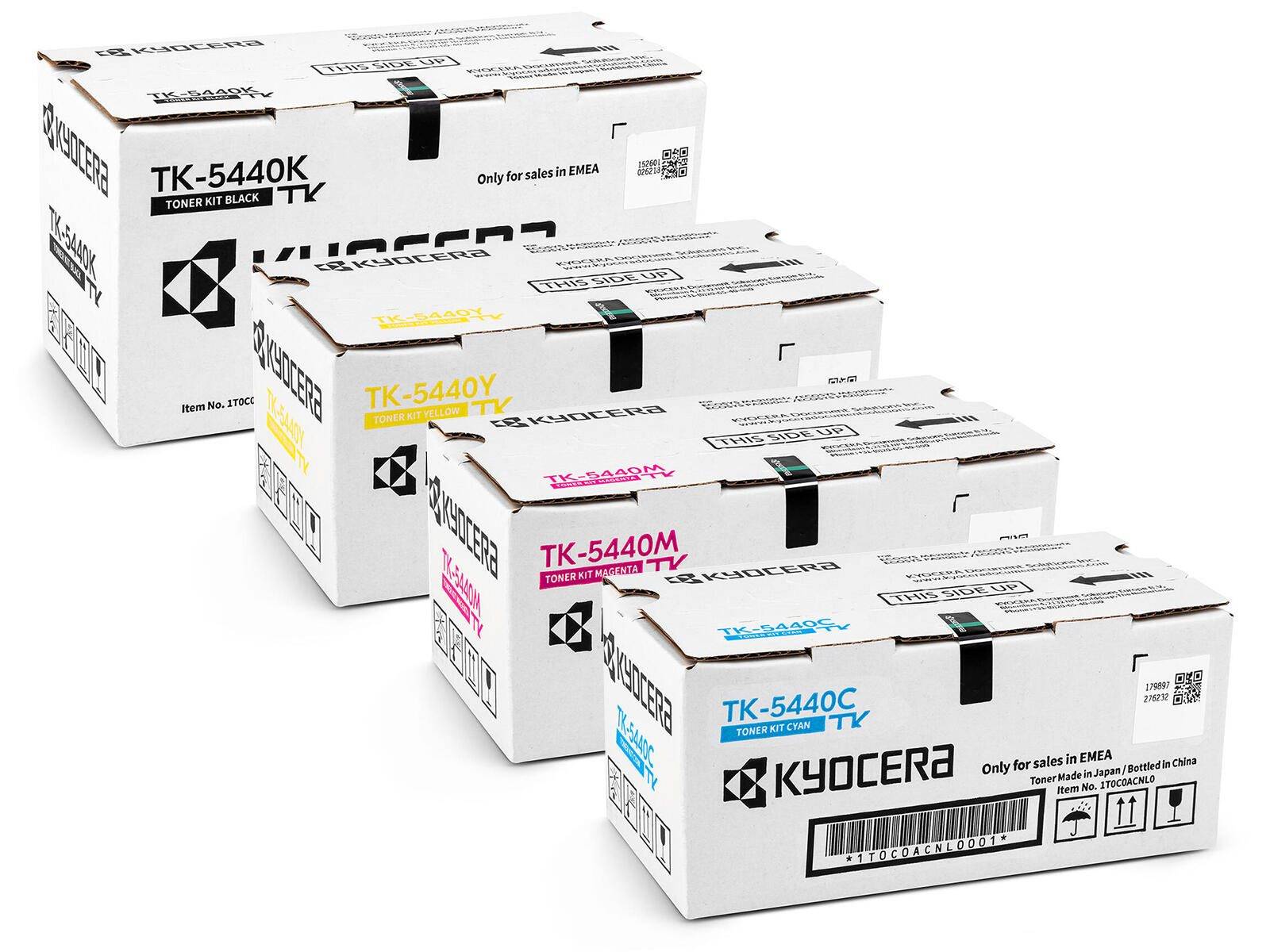 Vier Kyocera-Tonerpatronen-Boxen diagonal gestapelt, beschriftet mit TK-5440K schwarz, TK-5440Y gelb, TK-5440M magenta und TK-5440C cyan.