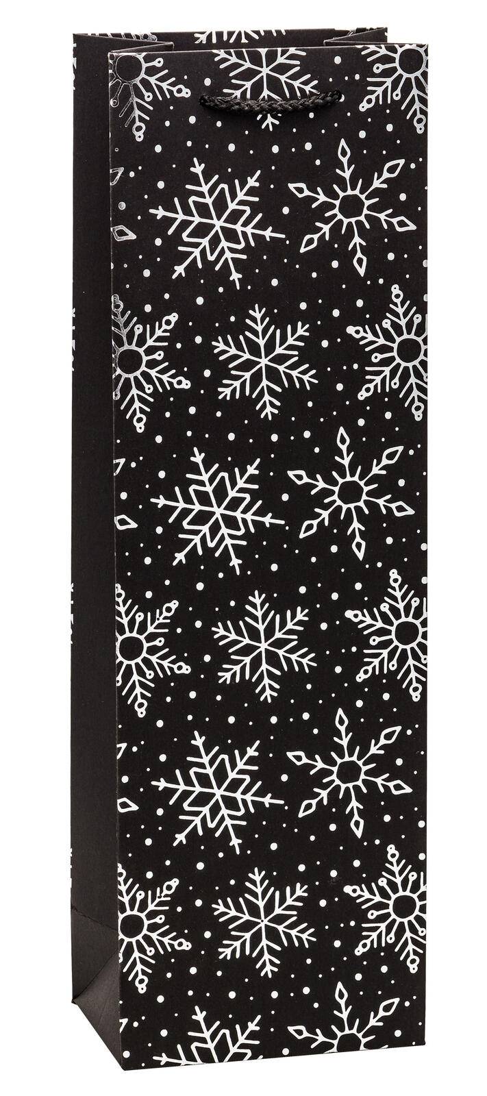 Schwarze Geschenktüte mit weißem Schneeflocken-Muster, aufrecht auf einem einfachen Hintergrund abgebildet.