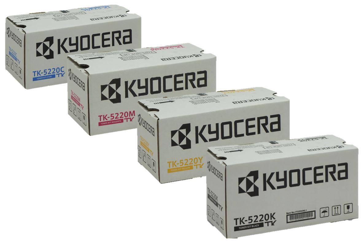Vier Kyocera-Tonerboxen diagonal angeordnet. Etiketten zeigen Farben: Cyan, Magenta, Gelb und Schwarz.
