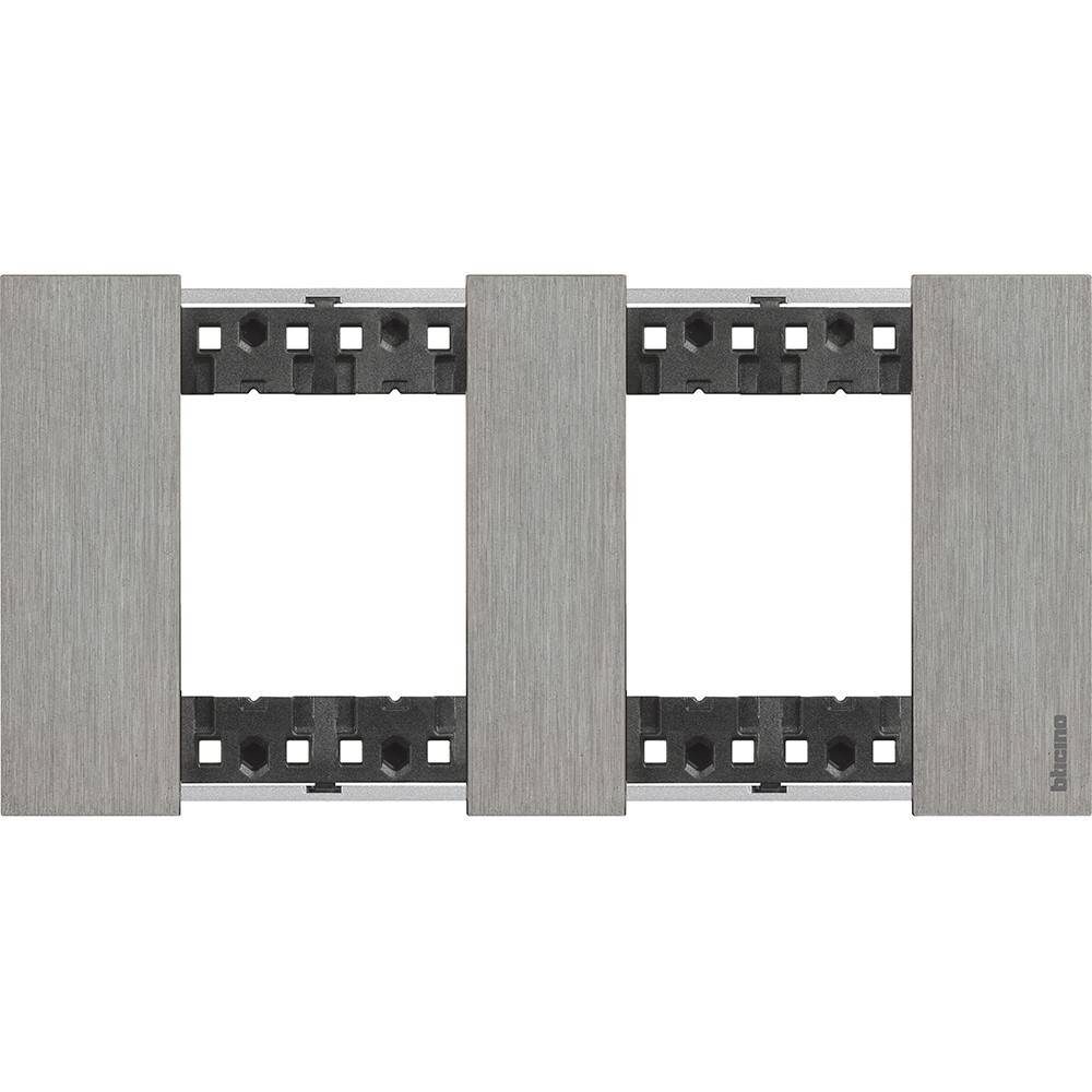 Eine dreifache Unterputz-Wandplatte aus mattem Stahl mit rechteckigen Öffnungen für Schalter oder Steckdosen, konzipiert für moderne elektrische Installationen.