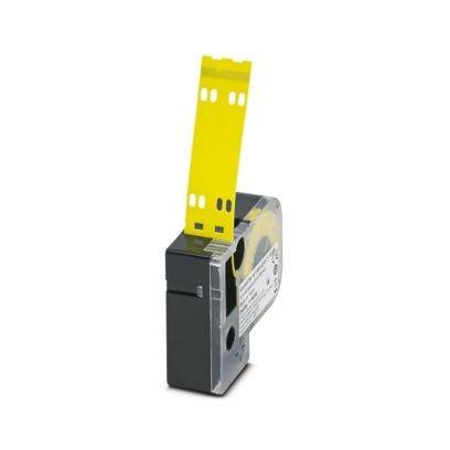 Ein gelbes Etikettenband-Kassette, das teilweise aus einer schwarzen und grauen Kartusche herausgezogen ist, wird zum Beschriften von Geräten oder Lagerelementen verwendet.