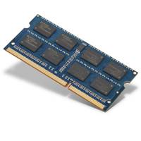 Blaues Computer-RAM-Speichermodul mit schwarzen Chips auf einer Leiterplatte, schräg auf weißem Hintergrund dargestellt.