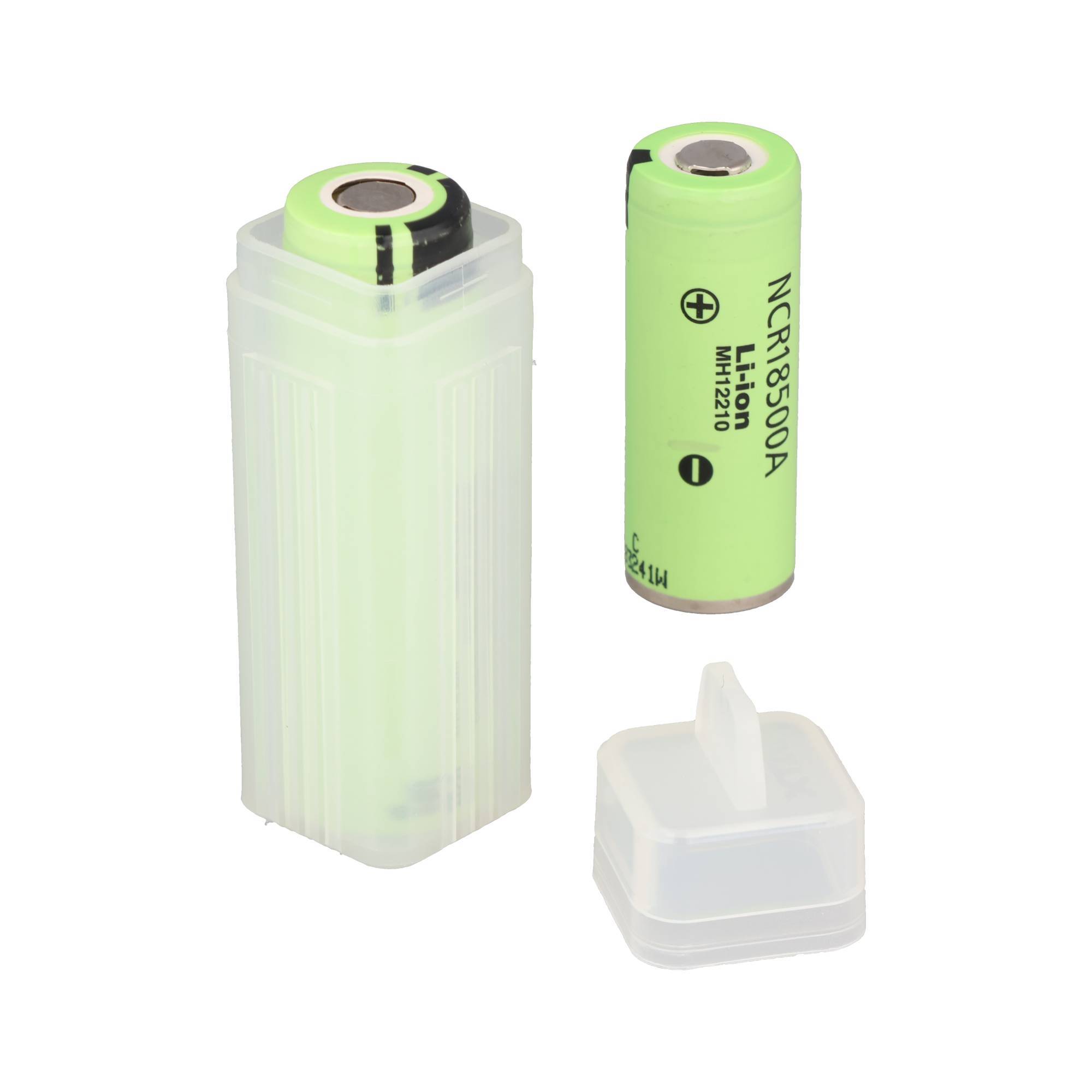 Grüne NCR18500A wiederaufladbare Batterie mit durchsichtigem Kunststoffhalter und Kappe auf weißem Hintergrund.