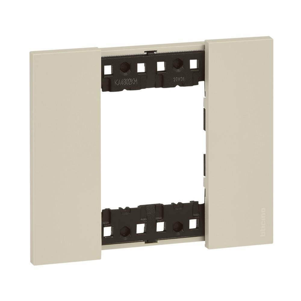 Legrand-Wandplatte mit rechteckiger Öffnung für Steckdosen oder Schalter. Beige Farbe, minimalistisches Design.