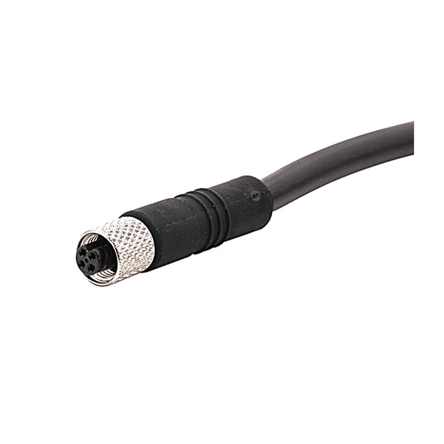 Ein schwarzes Kabel mit einem Metallstecker, der vier Stifte aufweist, teilweise vor einem weißen Hintergrund sichtbar.